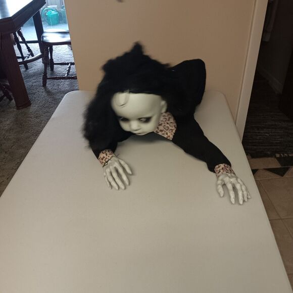 Creepy Dawn the Animated Crawling Zombie Girl Indoor or Covered Outdoor Appx 26" - Picture 13 of 13